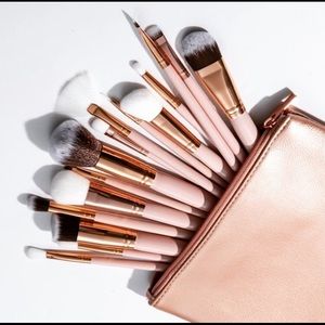 NWT Makeup Brush Set (15 piece with bag)